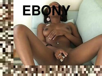 Yanks Ebony Kiki Fuck A White Dildo