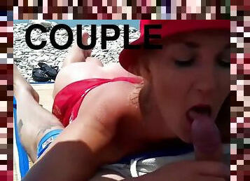 Un Couple Nudiste Se Che Sur La Plage