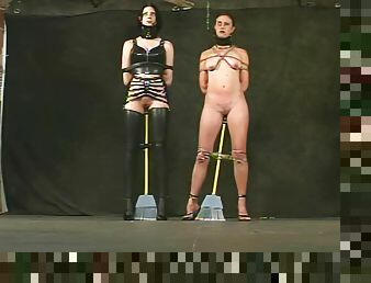 tettone, sadismo-e-masochismo, feticci, latex, corde-cinghia-sadomaso, brunette, sculacciate