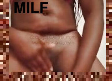 Milf Black Franaise Baise sa Chatte Avec un Gros Gode