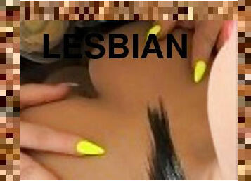 isot-tissit, amatööri, lesbo-lesbian, sormettaminen, suuteleminen, rinnat, fetissi, soolo, märkä, tatuointi