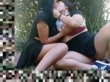 Encuentro lesbico en el parque con mi hijastra.