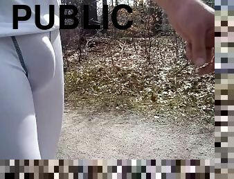 Wandelen met doorschijnende broek terwijl mensen voorbij fietsen en wandelen