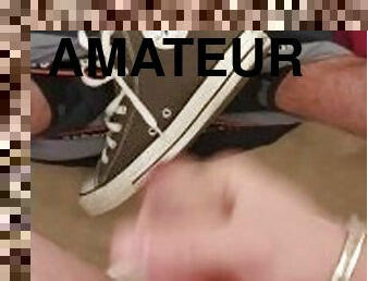 J'ejacule sur ma converse - viens lecher