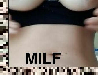 Milf safada exibe seios e faz massagem na buceta// Milk tits