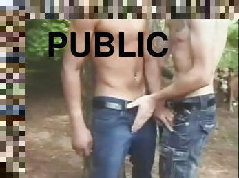 deux beaux mecs militaures latinos muscles heteros baisent en pleine campgne exhib