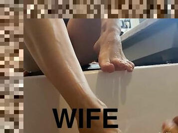 Sultan masturbates on the juicy ass and beautiful feet of a wife