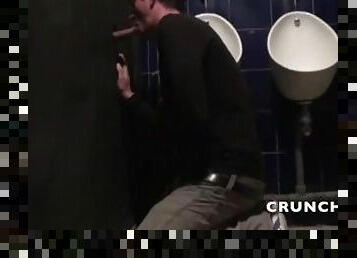 jeune mec hetero se fait sucer en glory holes ans les toilettes publiques