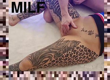 Milf Mit Geilen Tattoos Wird Die Pussy Bis Zum Hohepunkt Massiert