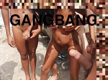 di-tempat-terbuka, berkulit-hitam, latina, arab, handjob-seks-dengan-tangan-wanita-pada-penis-laki-laki, deepthroat-penis-masuk-ke-tenggorokan, gangbang-hubungan-seks-satu-orang-dengan-beberapa-lawan-jenis, seks-grup, pantai, berambut-cokelat