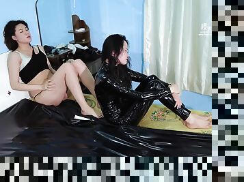 Two Girls On Vacbed