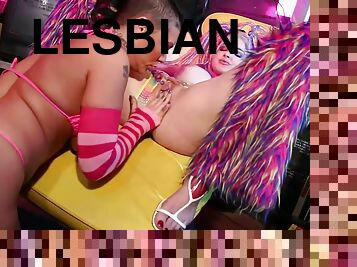 payudara-besar, lesbian-lesbian, jenis-pornografi-milf, permainan-jari, berambut-pirang, berambut-cokelat, tato