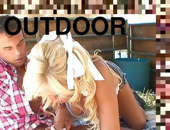 Blonde haired lady gives up her pussy outdoors