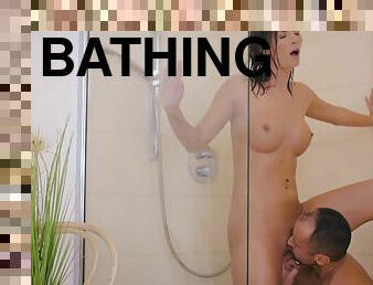 Alluring Young Lady Gets Thrilling Cunnilinus In The Shower