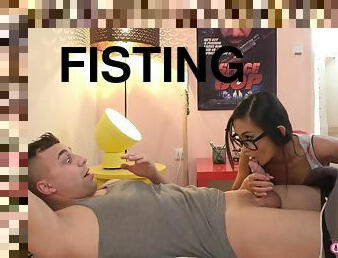 fisting, batran, orgasm, pasarica, slabanoaga, nebuna, cu-degetelul, 18ani, simpatica, mai-batran