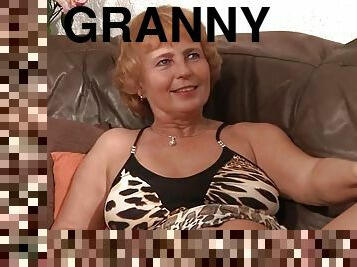 Granny in heat takes on a strangers cock Full Muschi