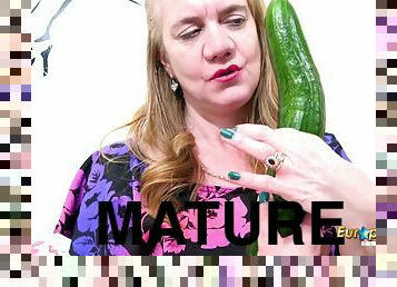 EuropeMaturE Hotness Mommy with Cucumber and Toys