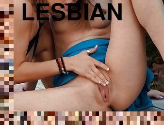 di-tempat-terbuka, lesbian-lesbian, berciuman, muda-diatas-18