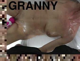 Blonde granny bares her wrinkled body to get her orgasm