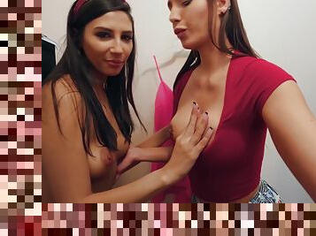 Gianna Dior teases Desiree Dulce’s cunt in front of a mirror