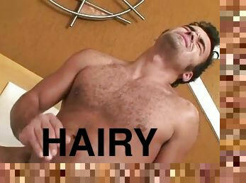 Hairy solo guy jerks off in bed