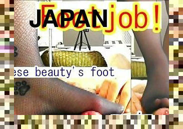 Footjob! Japanese beauty's black stocking is trampling on the penis!