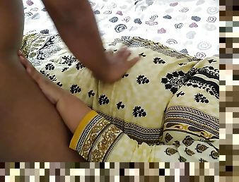 Tamil Girlfriend&#039;s maa ghar ko bula kar chudai kiya bed me (Hindi Audio)