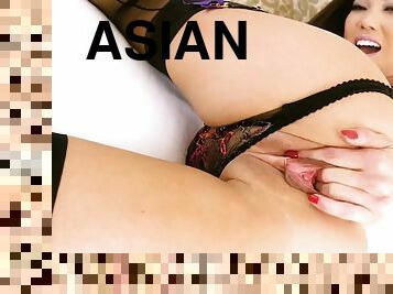 asiatiche, fichette, mammine-mature, masturazione-con-dita, biancheria-intima, solitari, brunette