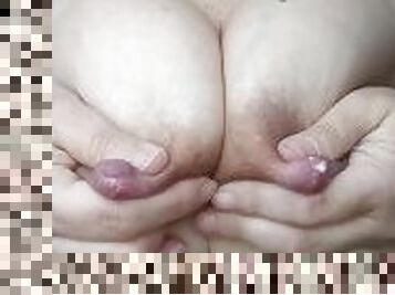 Tocandome mis tetas con mis pezones llenos de leche