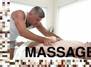 The masseur gives his client a really happy ending!