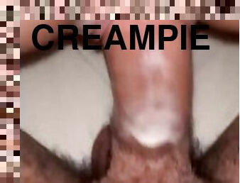 La fidanzata vogliosa ed eccitata lo prende tutto e regala un creampie sul cazzo