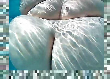 SSBBW Underwater Jiggles