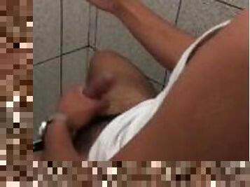 Paja en el baño del trabajo/ Daloff