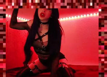 Goth with fake lips teases and fucks a toy