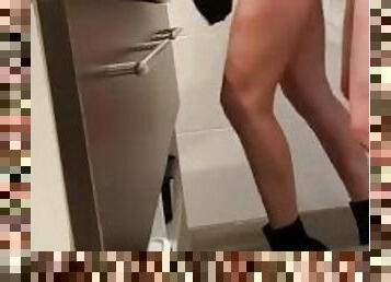 Milf prise par devant et derrire dans la salle de bain  un orgasme