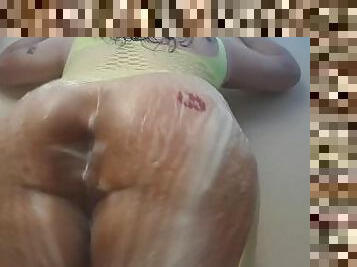 Massive shemale booty jiggling.