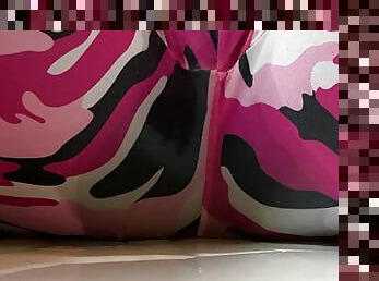 I piss in my pink Camouflage Leggings! 