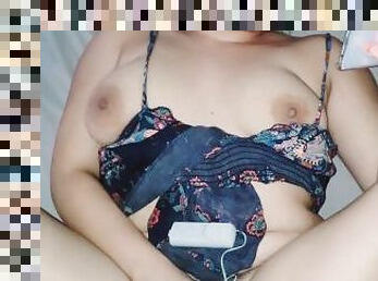 Hermosa jovencita de coño cremoso tiene buenas tetas