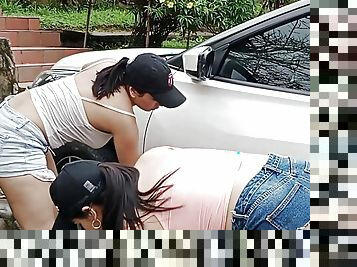 A couple of big ass MILFs washing a car end up fucking their pussies - Porn in Spanish