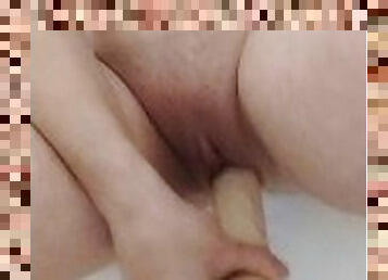 Ich stosse mir den Dildo im meine Pussy ????