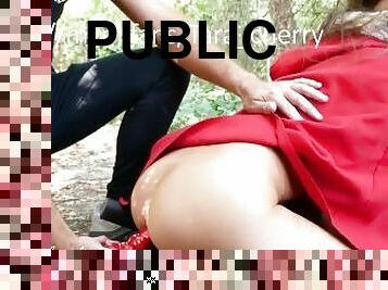 le petit chaperon rouge dans la foret trouve un jouet... (risky public sex outdoor)