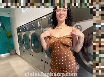 Alt tattooed girl flashes boobs and pussy at laundromat