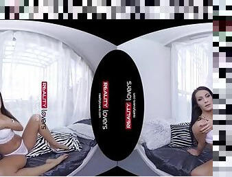 Realitylovers vr sexy kitten and her juicebox
