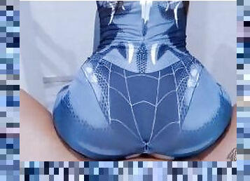 Culona spidergirl se mueve rico y se moja en squirt