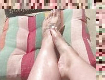 pubblici, mammine-mature, mamme, donne-grasse-e-belle, piedi, pov, feticci, bianche, gambe, dita