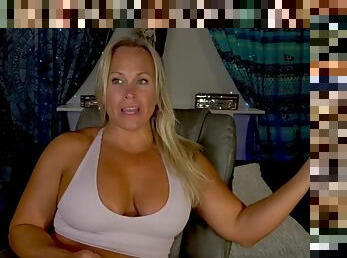 Muscle milf on webcam