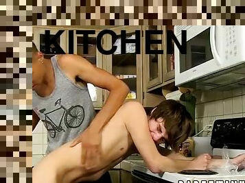 homo, dapur, muda-diatas-18, pukulan-di-pantat