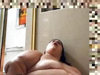 SSBBW gets off in the shower