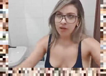 YouTuber gostosa sensualiza com os peitos balanando