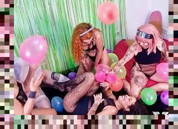 Fetiche por balão, garotas gostosas ficaram íntimas de balões enormes juntas